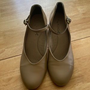 Capezio Nude Character shoes size 6 1/2